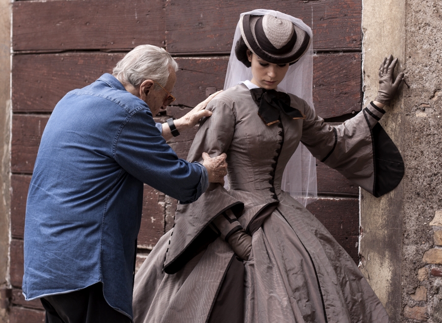 Momenti dal corso di costume. Il maestro Piero Tosi all'opera