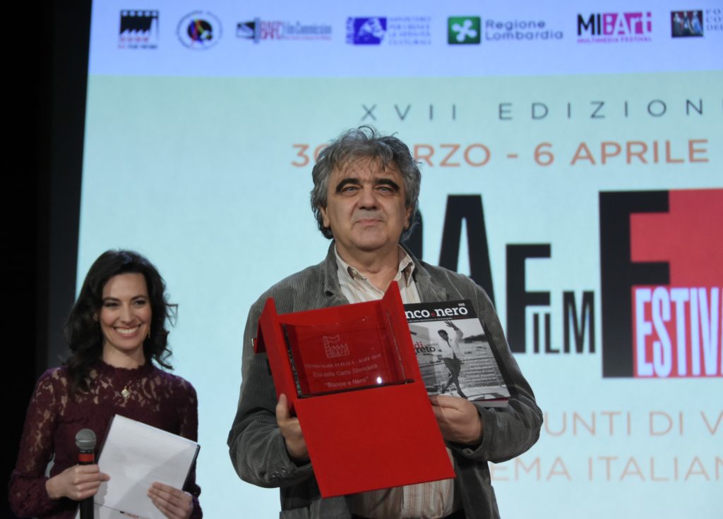 Alberto Crespi ritira il premio "Eroi della carta stampata" conferita aalla rivista Bianco e nero dal Baff