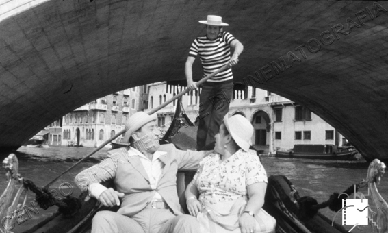 Le vacanze intelligenti (ep. di Dove vai in vacanza?) di Alberto Sordi, 1978. Alberto Sordi e Anna Longhi in gondola sul Canal Grande in una scena del film. Fotogramma.