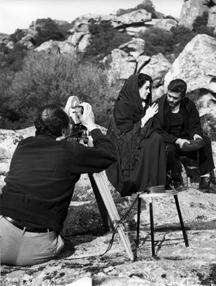 Piero Livi (di spalle) sul set di "Una storia sarda" (1962)