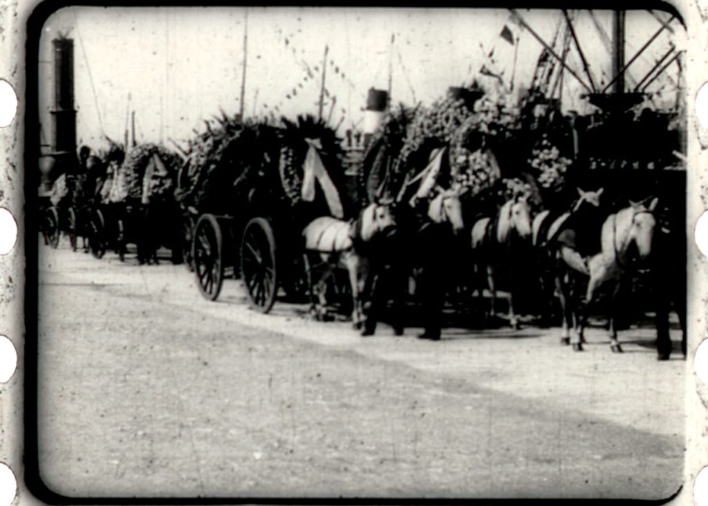 Un fotogramma da "Sbarco delle salme dei generali  A. Lamarmora e R.Montevecchio" (1911-1912)