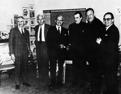 Mario Chiari (a sinistra) conRobert Bresson, Christopher Fry, Luchino Visconti, Orson Welles, and Dino De Laurentiis