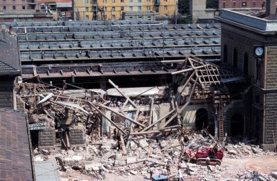 Una drammatica foto della strage alla Stazione di Bologna (1980)