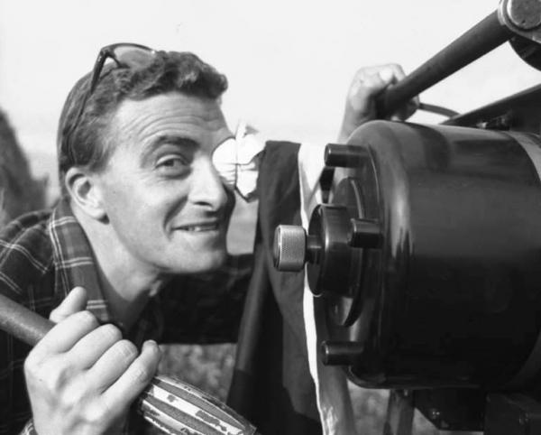 Il regista Giuseppe De Santis, durante una pausa delle riprese di Giorni d'amore, 1954, foto di Federico Patellani (pubblico dominio)