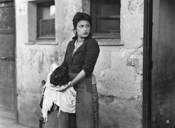 Anna Magnani in "L'onorevole Angelina" di Luigi Zampa