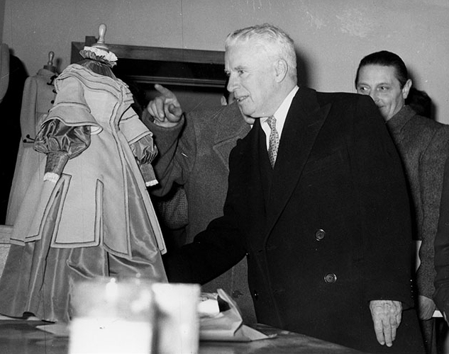 Alessandro Blasetti accompaggna Charlie Chaplin in visita l’aula di costume - 1952 Archivio storico CSC-Cineteca Nazionale