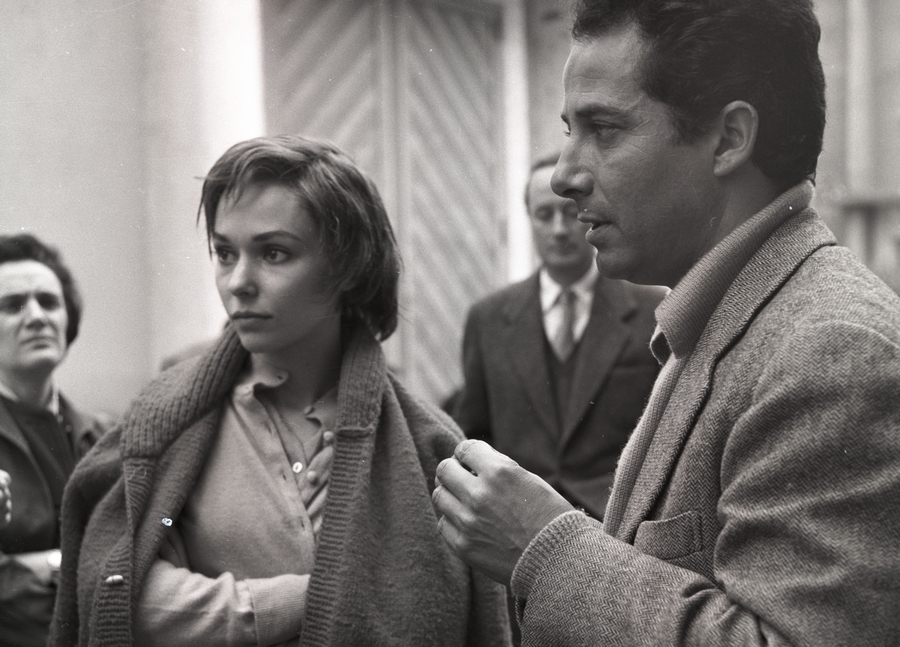 Gillo Pontecorvo sul set di Kapò con Susan Strasberg. Foto di Angelo Frontoni (Archivio fotografico Cineteca Nazionale)