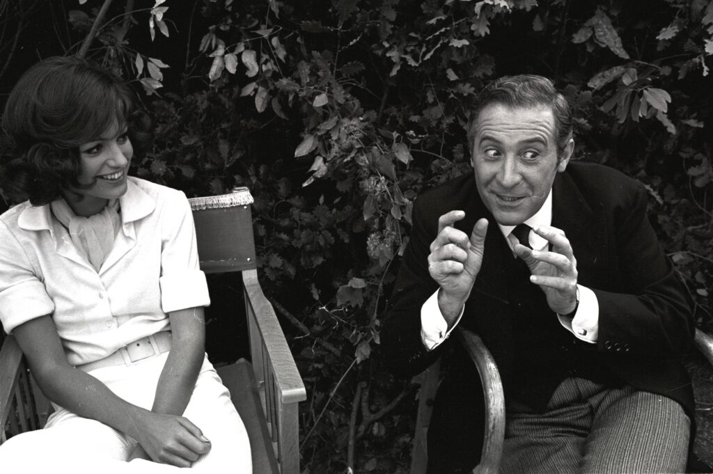 Romolo Valli con Catherine Spaak sul set di "Il marito è mio e l'ammazzo quando mi pare" (Pasquale Festa Campanile, 1967). Foto Angelo Frontoni