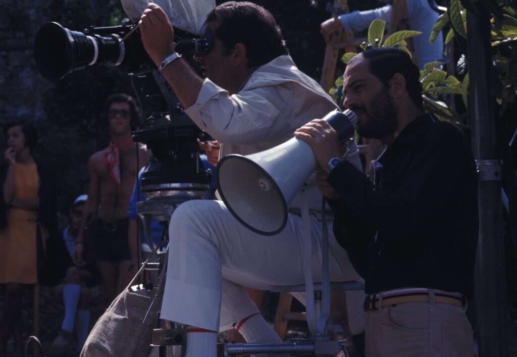 Nino Manfredi sul set del suo "Per grazia ricevuta". Archivio fotografico Cineteca Nazionale - CSC fotografo Angelo Pennoni