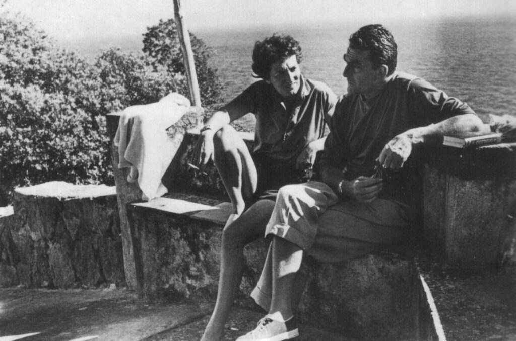 Luchino Visconti e Suso Cecchi d'Amico durante la stesura della sceneggiatura di Senso, Ischia