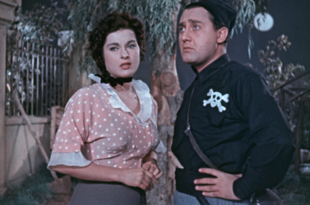 Silvana Pampanini e Alberto Sordi in “Dopoguerra 1920” di Mario Chiari, episodio 3 da “Amori di mezzo secolo” (1954)