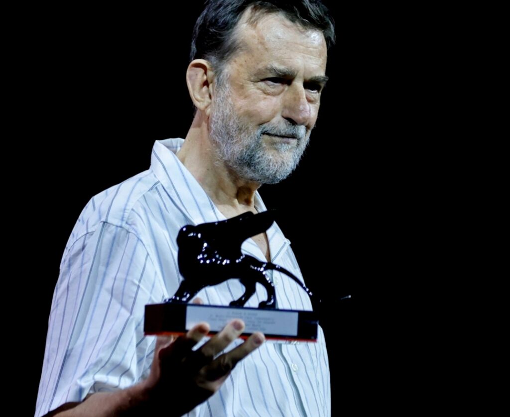 Nanni Moretti con il Leone per il miglior restauro vinto da Ecce Bombo. Foto Jacopo Salvi